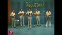 Showtime 25 November 1980, Tico Kuiperi | 1 - Act: Boysy Croes y su Cuarteto Crioyo - Compadre Pancho 2 - Com: National - Mr. Scott's - Ponche Caribe 3 - Act: Boysy Croes y su Cuarteto Crioyo - Amor Fingi 4 - Com: Kong Hing - Unicon - Brut Faberge 5 - Act: Boysy Croes y su Cuarteto Crioyo - Deep In The Heart Of Texas 6 - Com: Mesker - Concorde Hotel - Ant. Soap Co. 7 - Act: Boysy Croes y su Cuarteto Crioyo - Unda Cu Mi Bay 8 - Com: Salas & Co. - Foto Retina - Revlon 9 - .........Entrevista cu Anthony Ruiz 10 - Act: VT - Conhunto Quisqueya - El Nene Se Desperto 11 - Com: Floralin - Mansur Trading - Riceland - Monarch 12 - Act: Mariachi Aruba - Ni El Dinero Ni Nadie (Richard Oviedo) 13 - Com: Marathon - Schlitz - La Comodidad 14 - Act: Mariachi Aruba - Una Sombra (Pedro Arends / Frank Lampe) 15 - Com: Old Parr 16 - Act: Mariachi Aruba - Dime Que Tienen Tus Ojos (Frank Lampe) 17 - Act: Mariachi Aruba - Miraron Llorar A Este Hombre (Richard Oviedo) 18 - Com: Aruba Bank -Sibonne 19 - Act: Mariachi Aruba - Me Sacaron Del Tenampa (Richard Oviedo) 20 - Act: Mariachi Aruba - Laguna De Pesares (Pedro Arends) 21 - Clausura