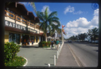 Winkelscene, o.a. "Gatsby's Lounge", Boulevard tegenover Schoenerhaven, Oranjestad, Aruba Tourism Bureau