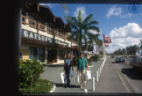 Winkelscene, o.a. "Gatsby's Lounge", Boulevard tegenover Schoenerhaven, Oranjestad, Aruba Tourism Bureau