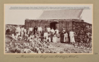 'Bewoners en huisje van het dorpje "Noord"' (Koninklijke Verzamelingen, Den Haag, 'Album van de Nederlandse Antillen', FA-0714), Array