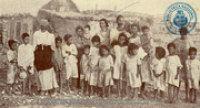 'Families voor lemen hut in de cunucu' (Dr. Johan Hartog Collection)
