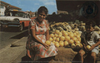 Fruitvrouw op de markt, Oranjestad (Postcard, ca. 1962)