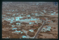 Gezicht op Santa Cruz vanaf Hooiberg, met katholieke kerk, begraafplaats en schoolgebouwen, 1976, Vredebregt, Casper