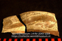 Versierd aardewerk (fragment) (Collectie Wereldmuseum, RV-2049-1004)
