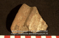 Versierd aardewerk (fragment) (Collectie Wereldmuseum, RV-2049-1110)