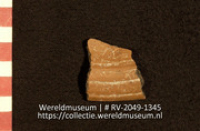 Versierd aardewerk (fragment) (Collectie Wereldmuseum, RV-2049-1345)
