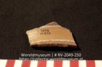 Versierd aardwerk (fragment) (Collectie Wereldmuseum, RV-2049-250)