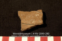 Versierd aardewerk (fragment) (Collectie Wereldmuseum, RV-2049-280)