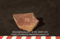 Versierd aardewerk (fragment) (Collectie Wereldmuseum, RV-2049-525)