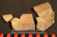 Versierd aardewerk (fragment) (Collectie Wereldmuseum, RV-2049-552)