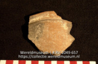 Versierd aardewerk (fragment) (Collectie Wereldmuseum, RV-2049-657)
