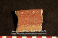 Versierd aardewerk (fragment) (Collectie Wereldmuseum, RV-2049-677)