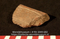 Versierd aardewerk (fragment) (Collectie Wereldmuseum, RV-2049-682)
