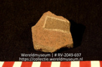 Versierd aardewerk (fragment) (Collectie Wereldmuseum, RV-2049-697)