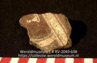 Versierd aardewerk (fragment) (Collectie Wereldmuseum, RV-2049-698)