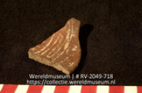 Versierd aardewerk (fragment) (Collectie Wereldmuseum, RV-2049-718)