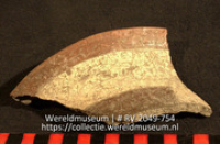 Versierd aardewerk (fragment) (Collectie Wereldmuseum, RV-2049-754)