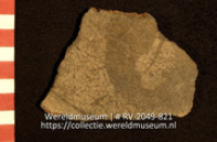 Versierd aardewerk (fragment) (Collectie Wereldmuseum, RV-2049-821)