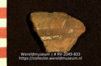 Versierd aardewerk (fragment) (Collectie Wereldmuseum, RV-2049-833)