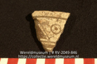 Versierd aardewerk (fragment) (Collectie Wereldmuseum, RV-2049-846)