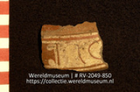 Versierd aardewerk (fragment) (Collectie Wereldmuseum, RV-2049-850)