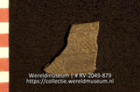Versierd aardewerk (fragment) (Collectie Wereldmuseum, RV-2049-879)