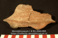Versierd aardewerk (fragment) (Collectie Wereldmuseum, RV-2049-895)