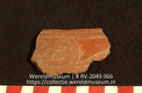 Versierd aardewerk (fragment) (Collectie Wereldmuseum, RV-2049-966)