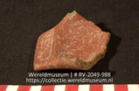 Versierd aardewerk (fragment) (Collectie Wereldmuseum, RV-2049-988)