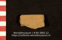 Pot (fragment) en schelp (Collectie Wereldmuseum, RV-3892-12)
