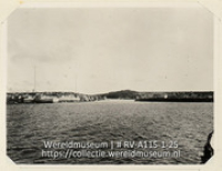 Serie C.H. De Goeje, album (1/4); Reis naar de Nederlandse Antillen en Suriname; reisfoto; De haven van Willemstad op Curacao op 26 november 1927 gezien vanaf zee (Collectie Wereldmuseum, RV-A115-1-25), De Goeje, C.H.