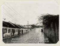 Serie C.H. De Goeje, album (1/4); Reis naar de Nederlandse Antillen en Suriname; reisfoto; Straat bij regen in een buitenwijk van Willemstad op het eiland Curacao (Collectie Wereldmuseum, RV-A115-1-29), De Goeje, C.H.