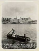 Serie C.H. De Goeje, album (1/4); Reis naar de Nederlandse Antillen en Suriname; reisfoto; Pontje met passagiers te Willemstad op het eiland Curacao (Collectie Wereldmuseum, RV-A115-1-53), De Goeje, C.H.
