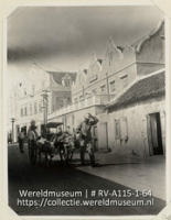 Serie C.H. De Goeje, album (1/4); Reis naar de Nederlandse Antillen en Suriname; reisfoto; De Columbustraat te Willemstad op Curacao met aangespannen kar ter hoogte van de synagoge (Collectie Wereldmuseum, RV-A115-1-64), De Goeje, C.H.