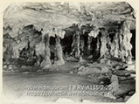 Serie C.H. De Goeje, album (2/4); Reis naar de Nederlandse Antillen en Suriname; reisfoto; Ingang naar de grot van Boca Spelonk op het eiland Bonaire (Collectie Wereldmuseum, RV-A115-2-20), De Goeje, C.H.