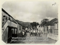 Serie C.H. De Goeje, album (2/4); Reis naar de Nederlandse Antillen en Suriname; reisfoto; Landingsdivisie op mars door een straat van Philipsburg, hoofdstad van Sint Maarten (Collectie Wereldmuseum, RV-A115-2-34), De Goeje, C.H.