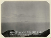 Serie C.H. De Goeje, album (2/4); Reis naar de Nederlandse Antillen en Suriname; reisfoto; Gezicht vanaf Saba over zee met in de verte het eiland Sint-Eustatius (Collectie Wereldmuseum, RV-A115-2-51), De Goeje, C.H.
