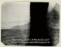 Serie C.H. De Goeje, album (2/4); Reis naar de Nederlandse Antillen en Suriname; reisfoto; Het eiland Saba vanaf zee gezien (Collectie Wereldmuseum, RV-A115-2-57), De Goeje, C.H.