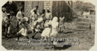 Groep uit de bevolking van Sint Eustatius tijdens het uitvoeren van een dans met muzikale begeleiding (Collectie Wereldmuseum, RV-A115-2-60), De Goeje, C.H.