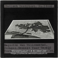 Lantaarnplaten: Indisch Instituut /Ver Koloniaal Instituut; Indisch Instituut. Maquette van Willemstad, Curacao. Gemaakt voor Wereld Tentoonstelling New-York, 1939 (Collectie Wereldmuseum, RV-A449-299)