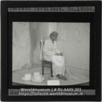 Lantaarnplaten: Indisch Instituut /Ver Koloniaal Instituut; Indisch Instituut. Curacao. Hoedenvlechtster. (Collectie Wereldmuseum, RV-A449-303)