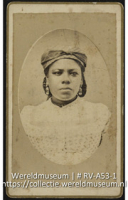 Serie Pastoor van Koolwijk; 'Jong meisje van den gewonen stand. Bonaire'; studioportret (Collectie Wereldmuseum, RV-A53-1), Van Koolwijk, A.J. (Antonius Johannes) (1836-1913)