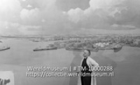 De Heer Lichtelijn bezig met het diorama van Willemstad.; De Heer E.J. Ligtelijn bezig met het diorama van Willemstad (Collectie Wereldmuseum, TM-10000288)