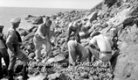 Saba. Locatie warmwaterbron ten N. van Ladderpoint, uitgraving; Het uitgraven van warmwaterbronnen aan de kust op Saba (Collectie Wereldmuseum, TM-10021123)