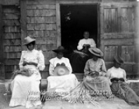 Vijf hoedenvlechtsters bezig met het vervaardigen van hoeden; Saba. Hoedenvlechtsters (Collectie Wereldmuseum, TM-10021126)