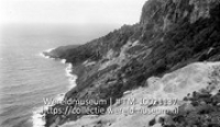 Zwavelontsluitingen aan de N. kust van Saba; op de achtergrond van Flat Point; De kustlijn van Noord Saba (Collectie Wereldmuseum, TM-10021137)