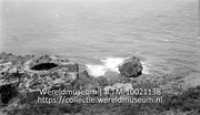 Oude zwavelsmeltpot aan de N. kust van Saba. Op de achtergrond Green Key; Een zwavel smeltpot aan de kust van Saba (Collectie Wereldmuseum, TM-10021138)