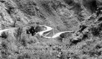 Serpentine, de weg Fort Bay- The Bottom, Saba; Een geasfalteerde slingerweg op Saba (Collectie Wereldmuseum, TM-10021140)