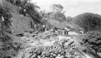 Saba. Bouw van een jeep-weg van The Bottom naar Windwardside (helling naar St Crispijn); De aanleg van een weg langs een berg op Saba (Collectie Wereldmuseum, TM-10021141)