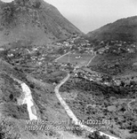 Saba. De Serpenrineweg van The Bottom (op de achtergrond) naar St. John; Straat en stadsgezicht in het berglandschap van Saba (Collectie Wereldmuseum, TM-10021143)
